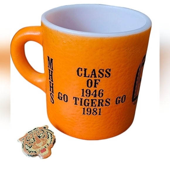 Vintage - Orange Tiger Mug & Tiger Pin 'The Tigers' 'Class of 1946' Lot of 2. - Picture 2 of 6